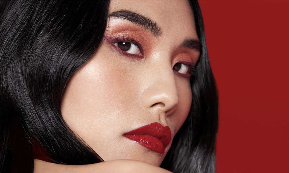 La tendencia de maquillaje primavera-verano 2021 total look monocolor es sofisticación en estado puro. Con la paleta de sombras Emotions of Nu de L’Oréal Paris tendrás un montón de opciones cromáticas donde elegir. Además, valen para ojos y para mejillas.